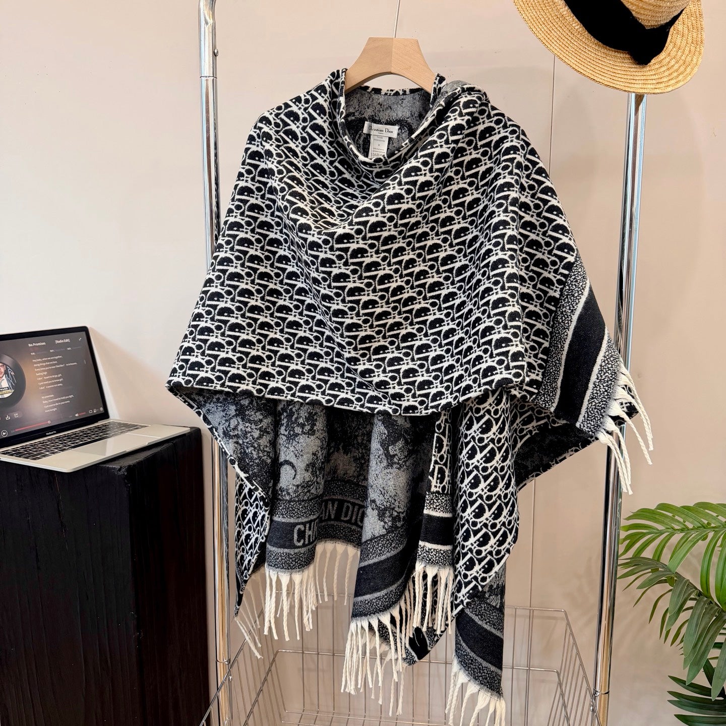 W1R86D65 Popular cape