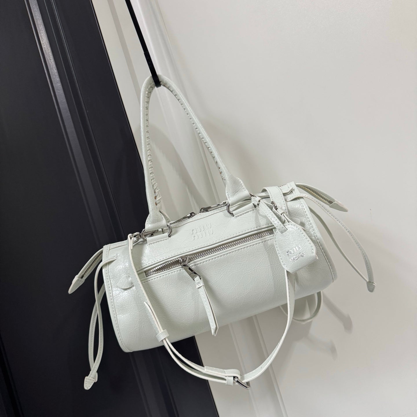 B1R76A21 Popular leather bag
