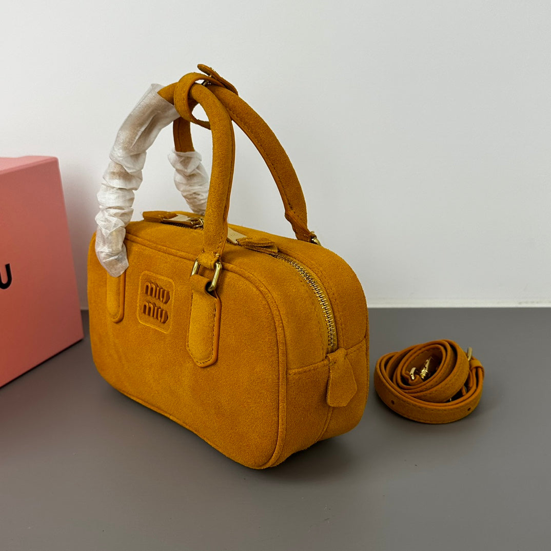 B1P46A149 Popular leather bags(22x10.5x7.5cm)