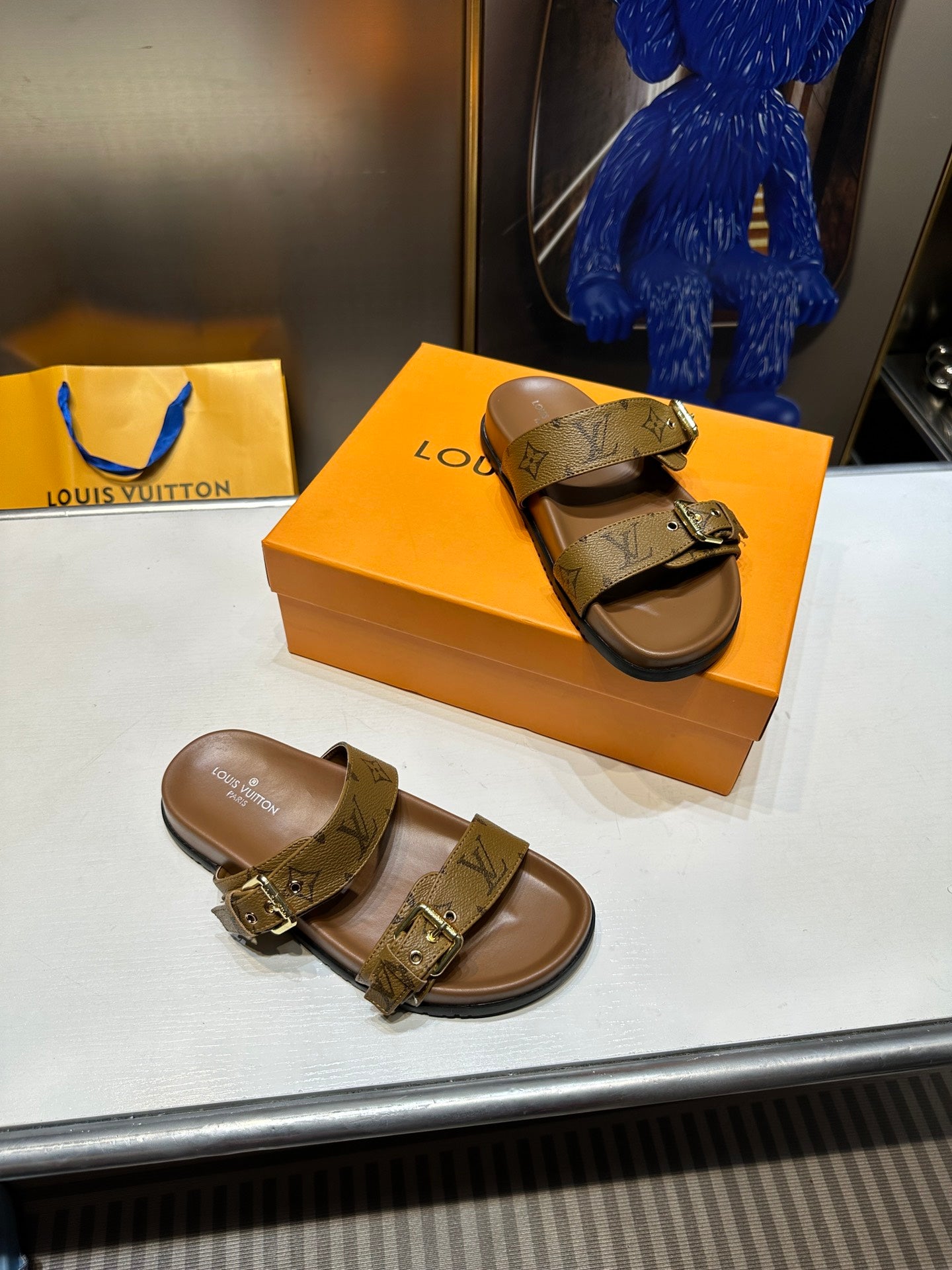 Z1ZE10 Popular sandals