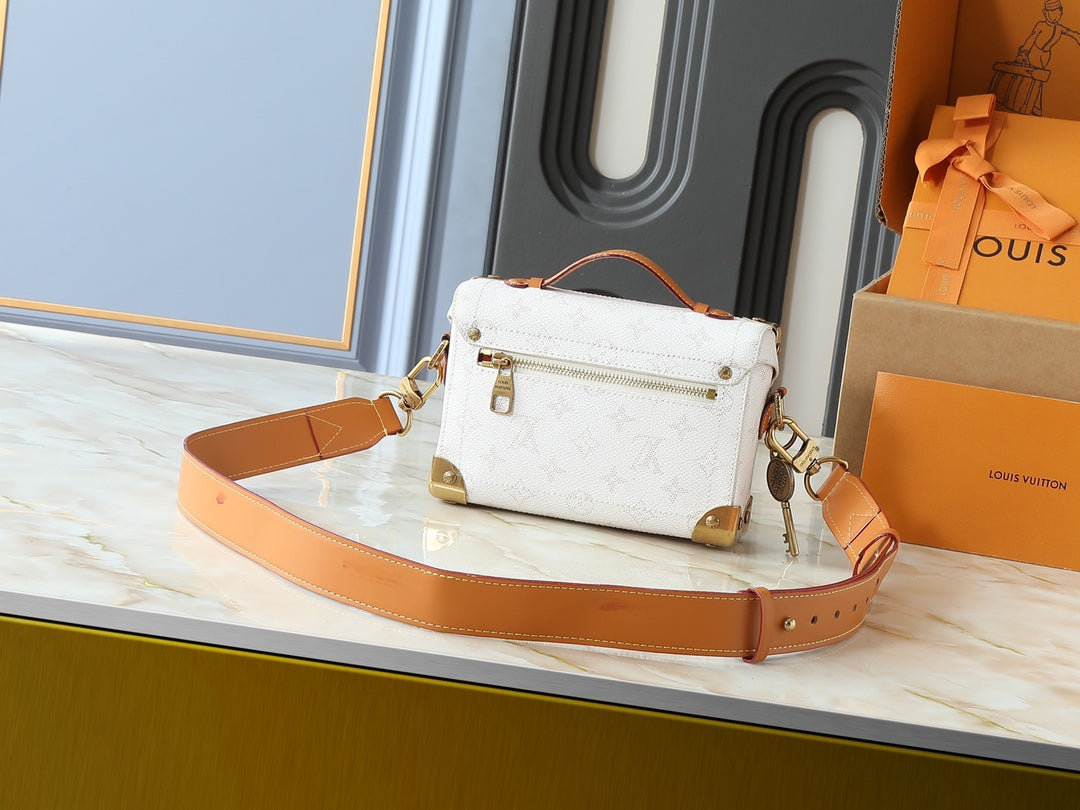 B1R15E47  Popular  leather bag