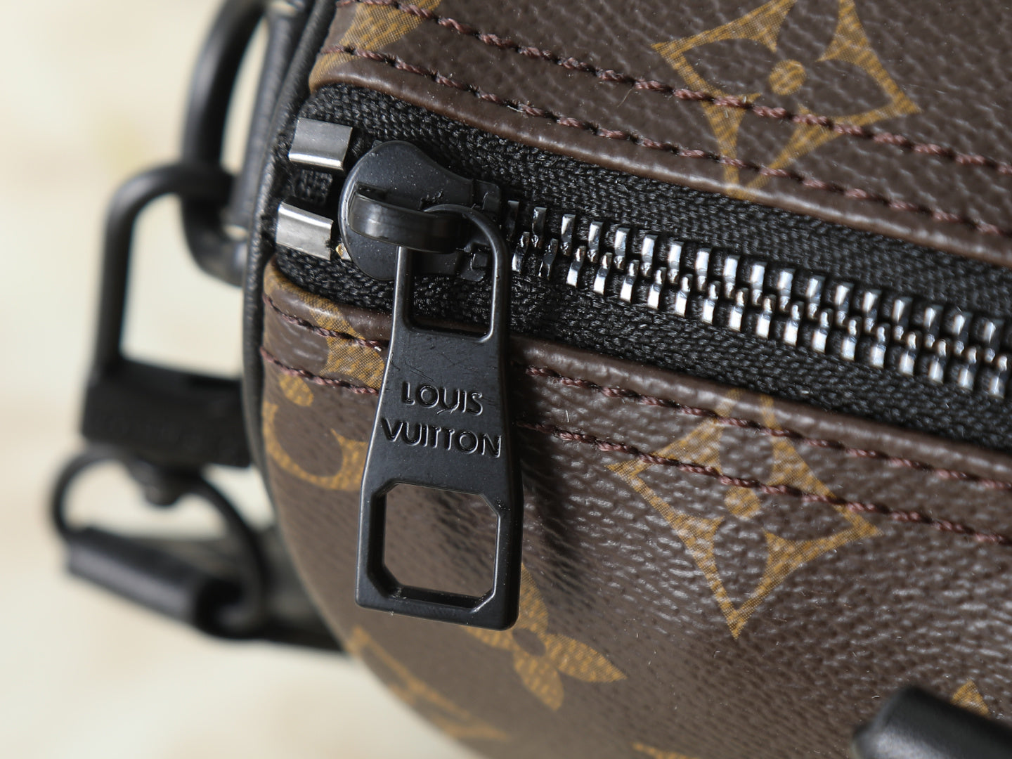 B1R76E53 Popular leather bag