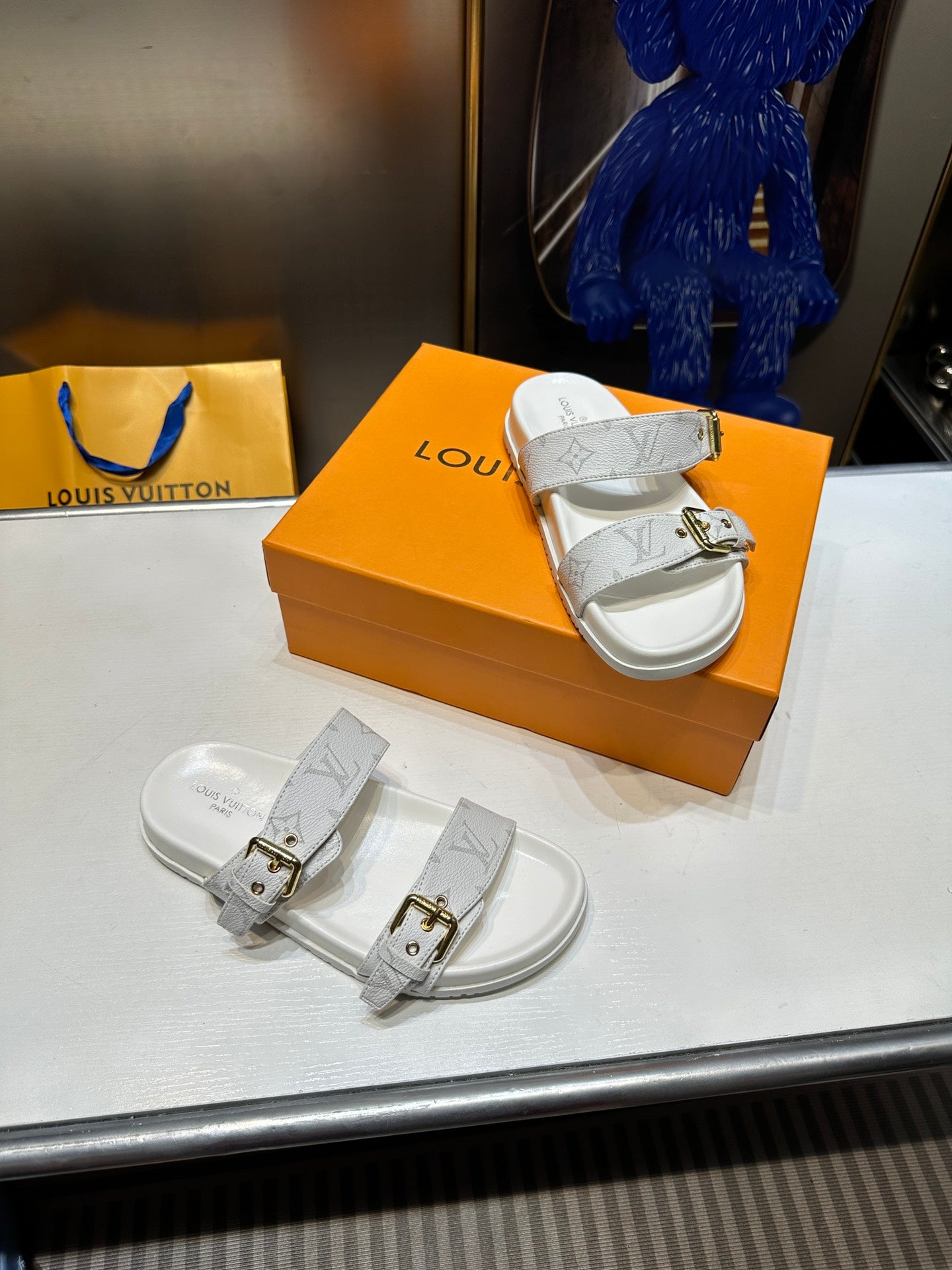 Z1ZE10 Popular sandals