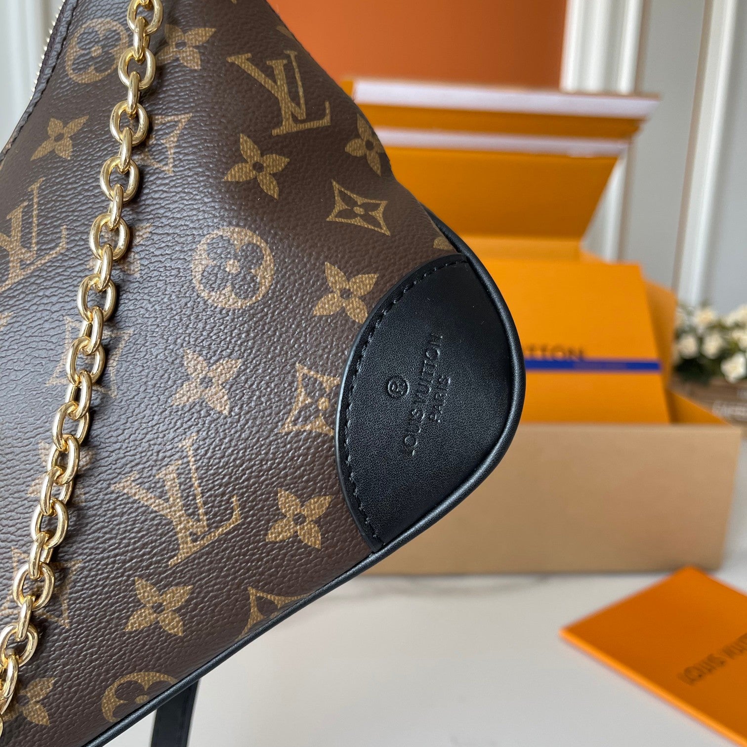 B1R76E01 Popular leather bag