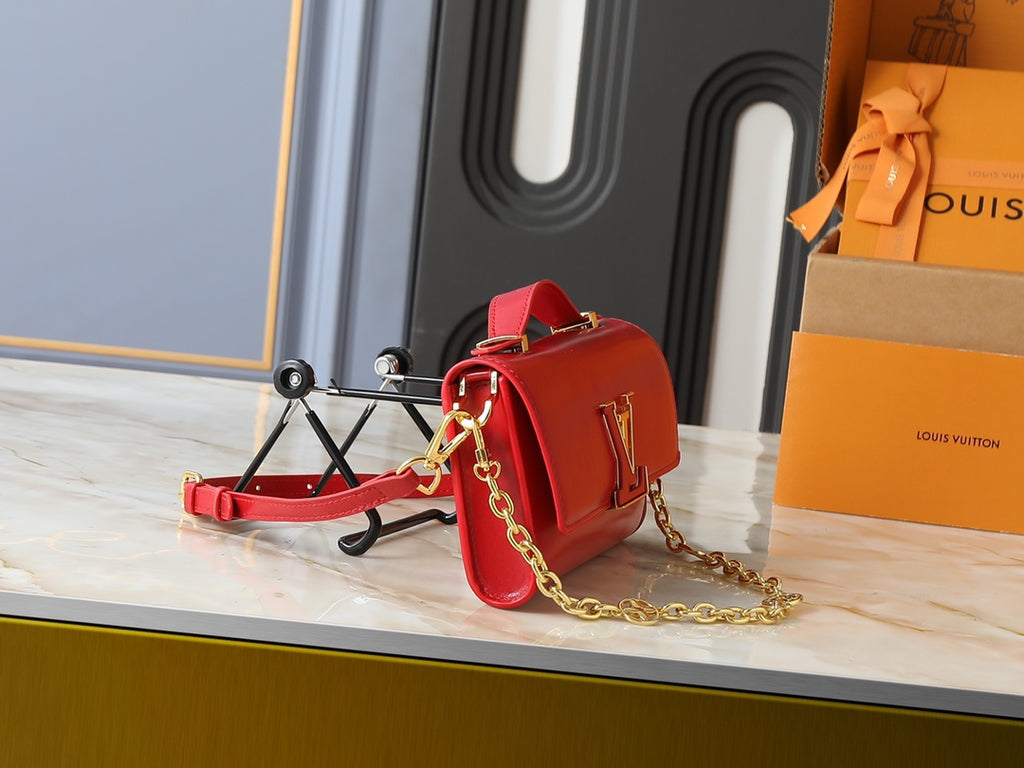 B1R15E145 Popular leather bag