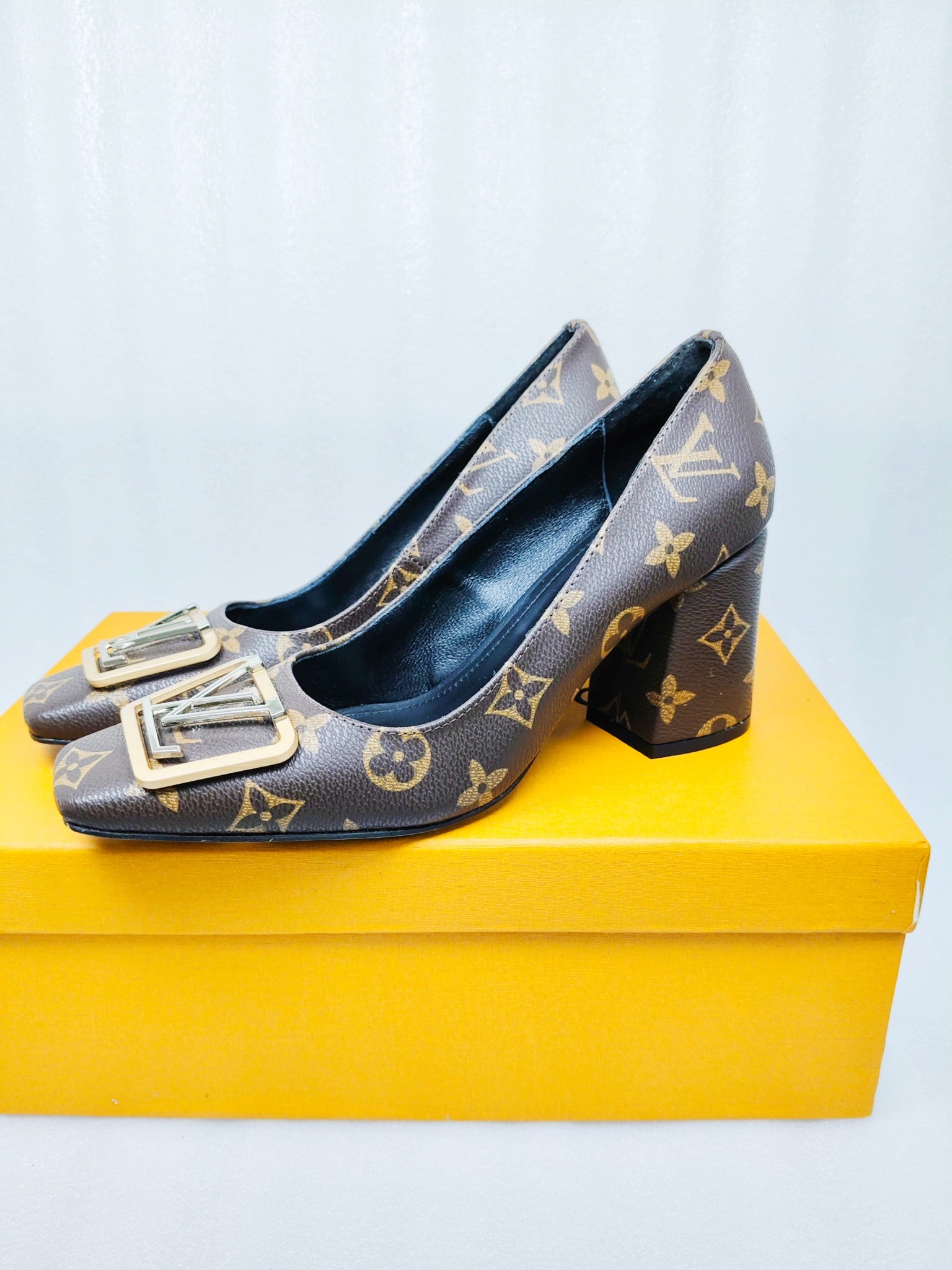 Z2R45E28  Popular leather  High heels