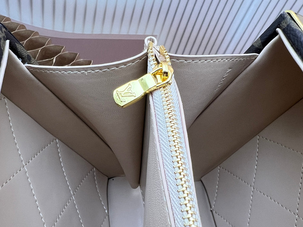 B1X34E276 Popular  leather bag 