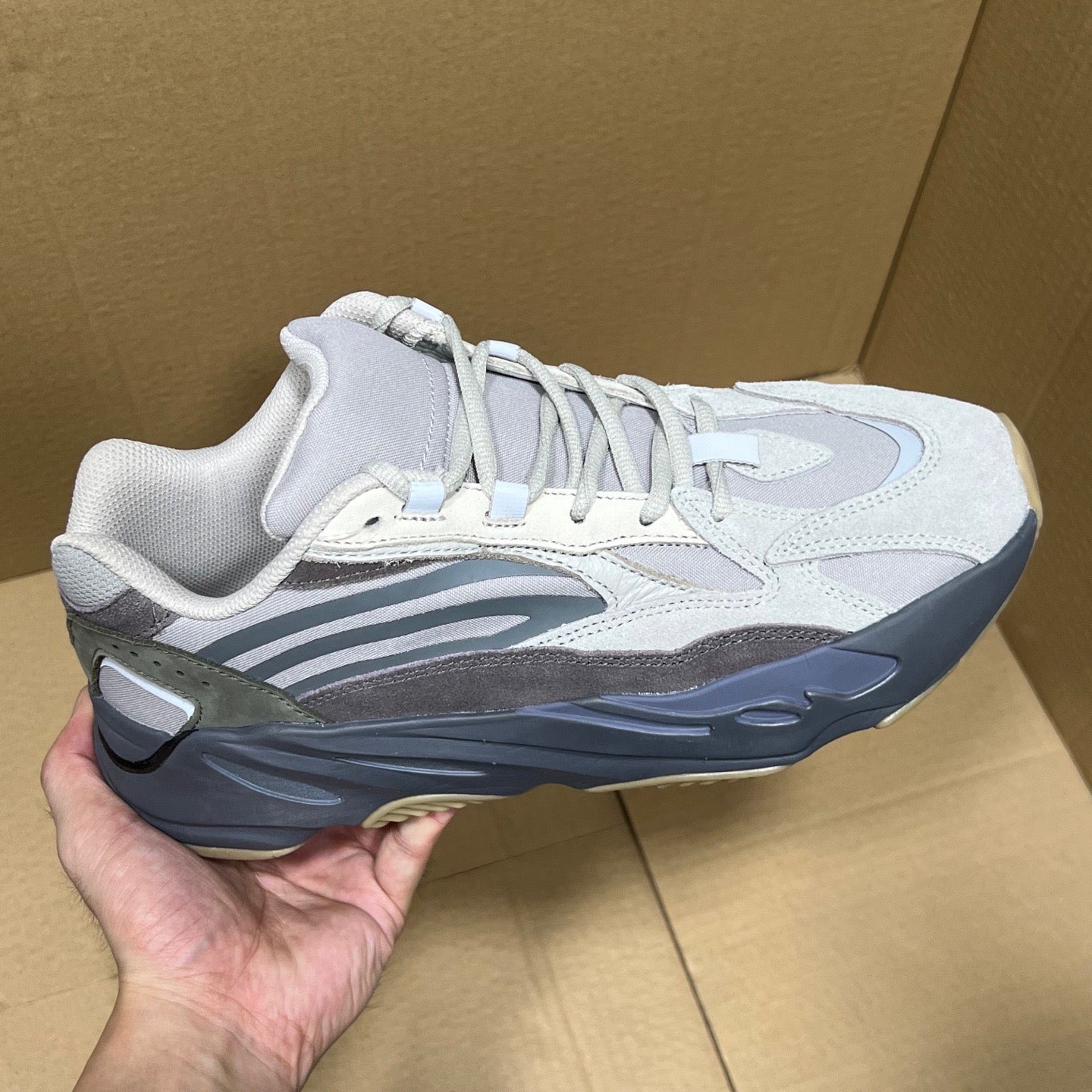 Z4Q95A35  Popular  shoes