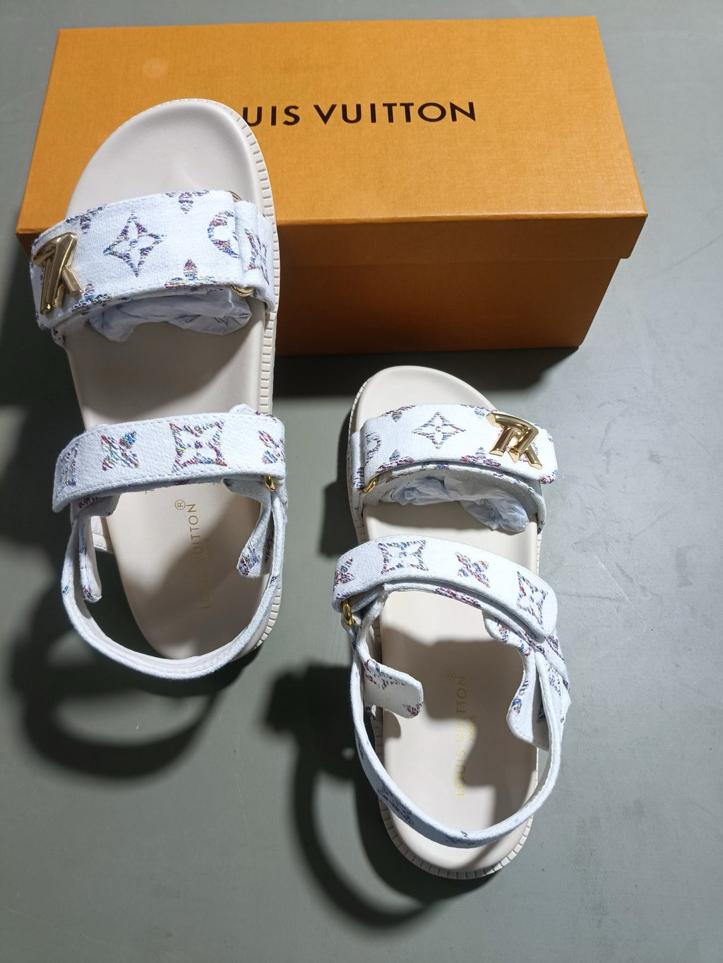 Z5LE211 Popular sandals