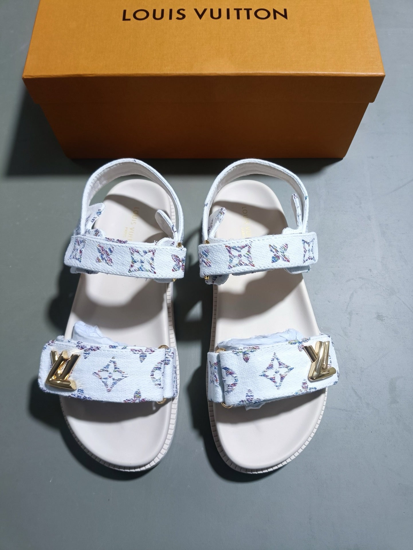 Z5LE211 Popular sandals