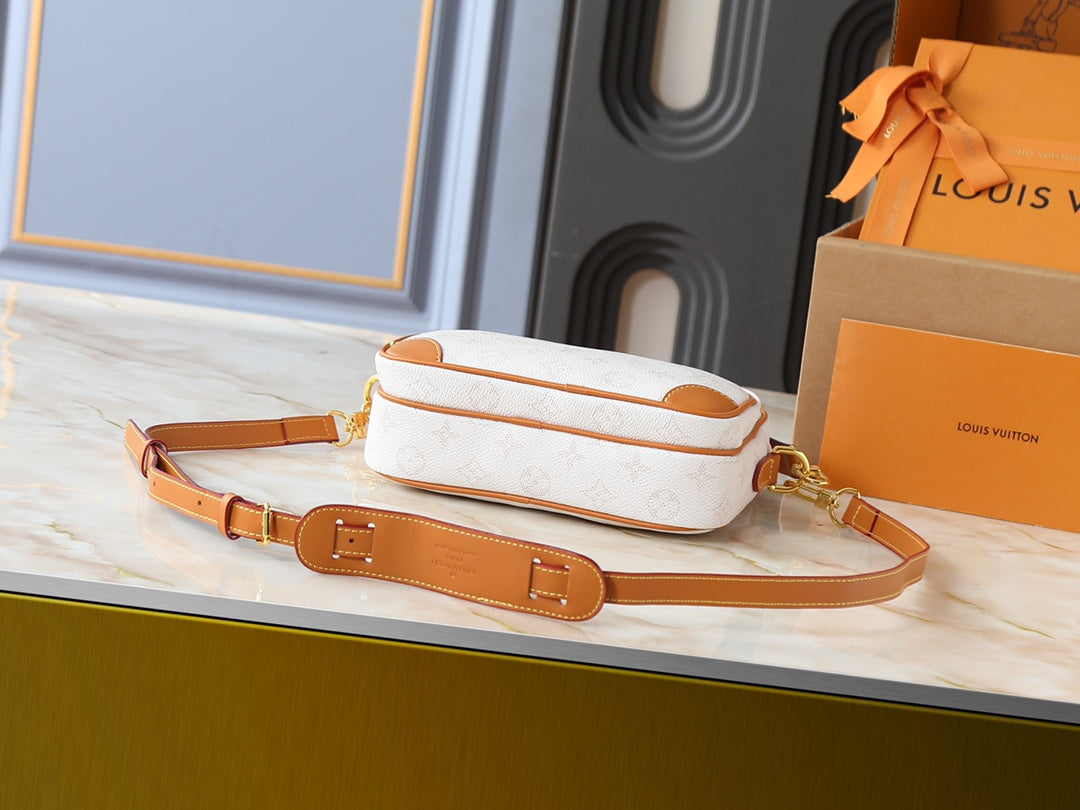 B1P46E109 Popular leather bag