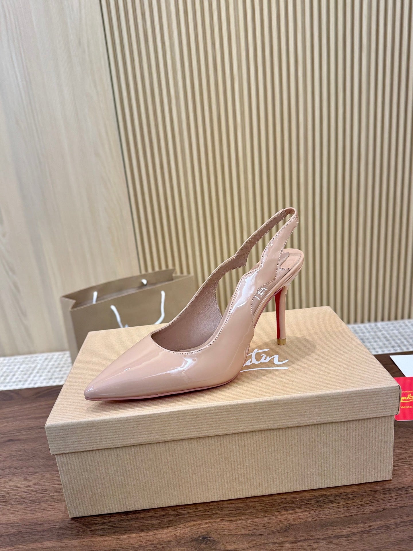 Z2N75A5  Popular leather High heels