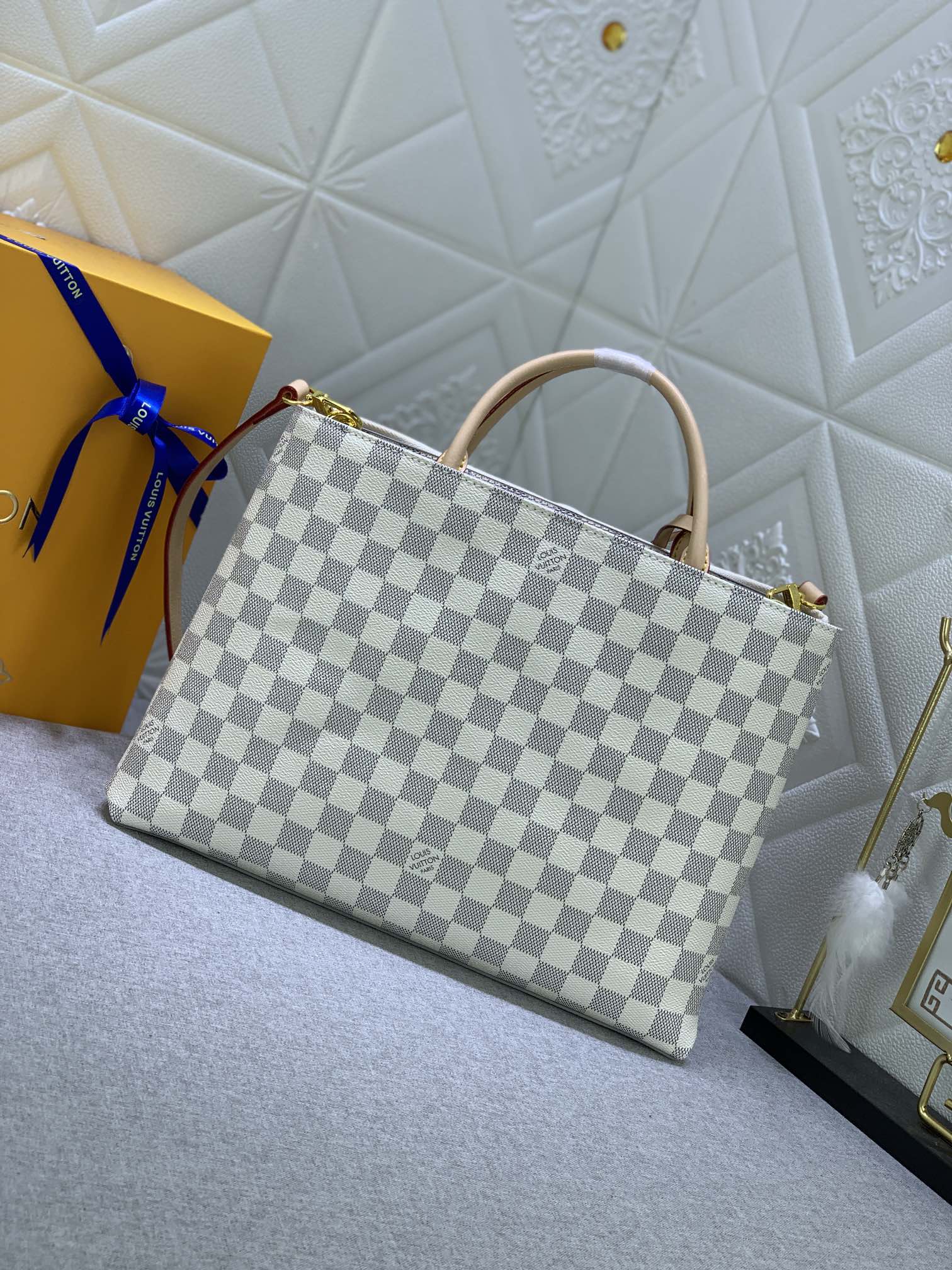 B12X44E330 Popular   leather bag 