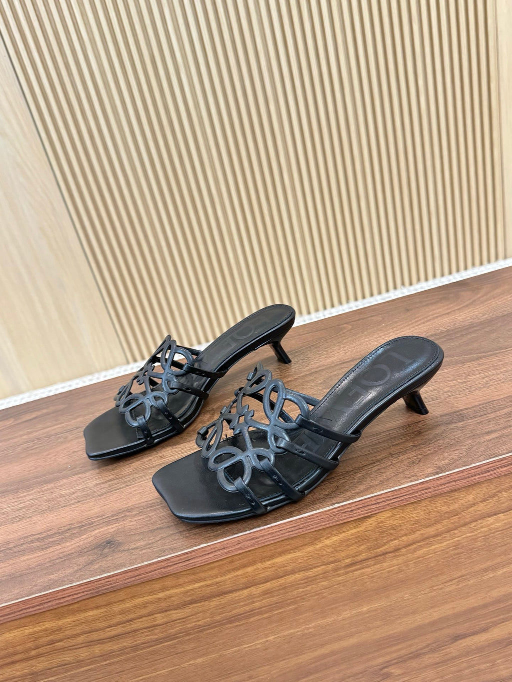 Z2Q55A33 Popular  leather Slippers
