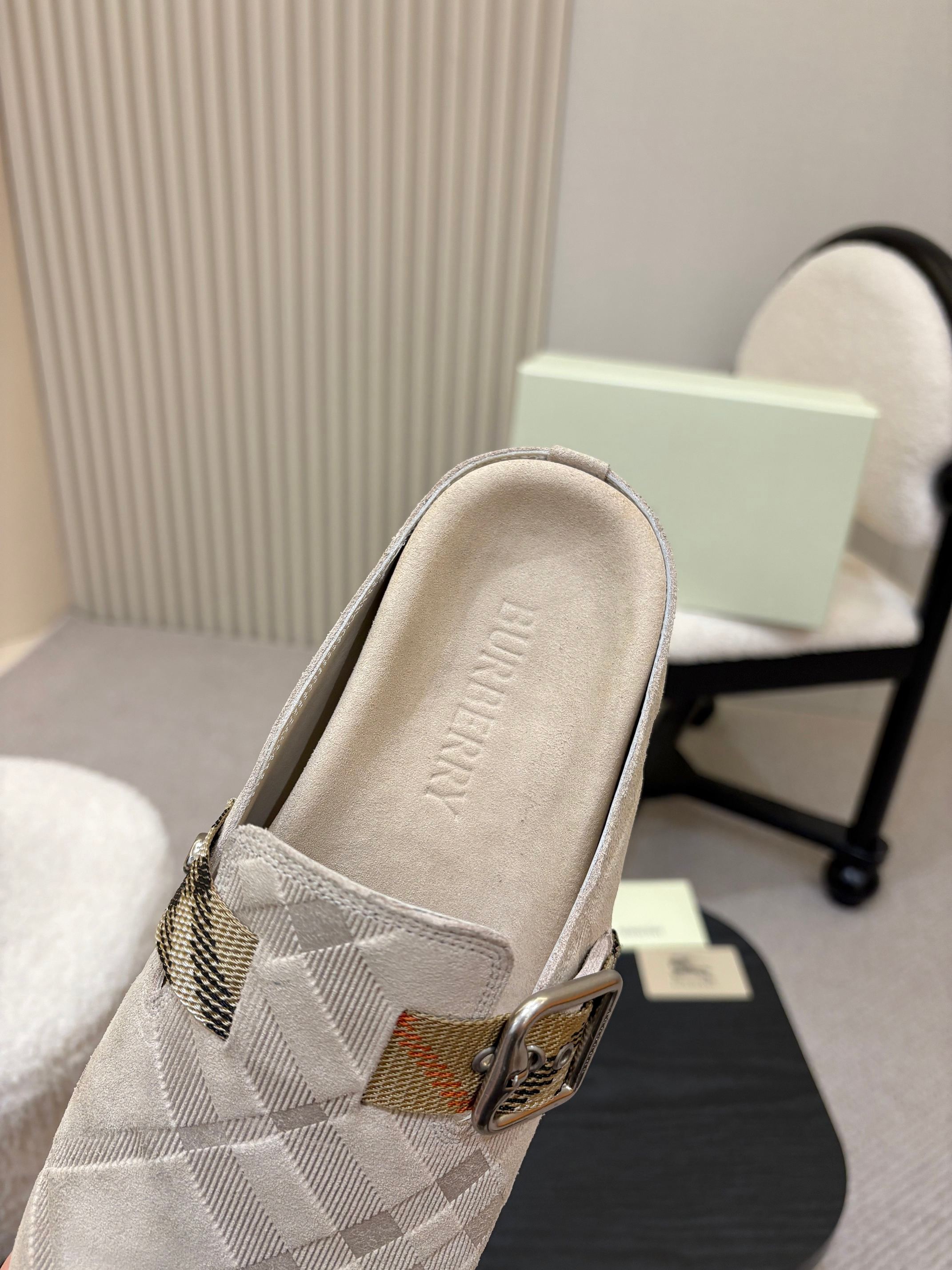 Z2N85R11 Popular high-quality shoes