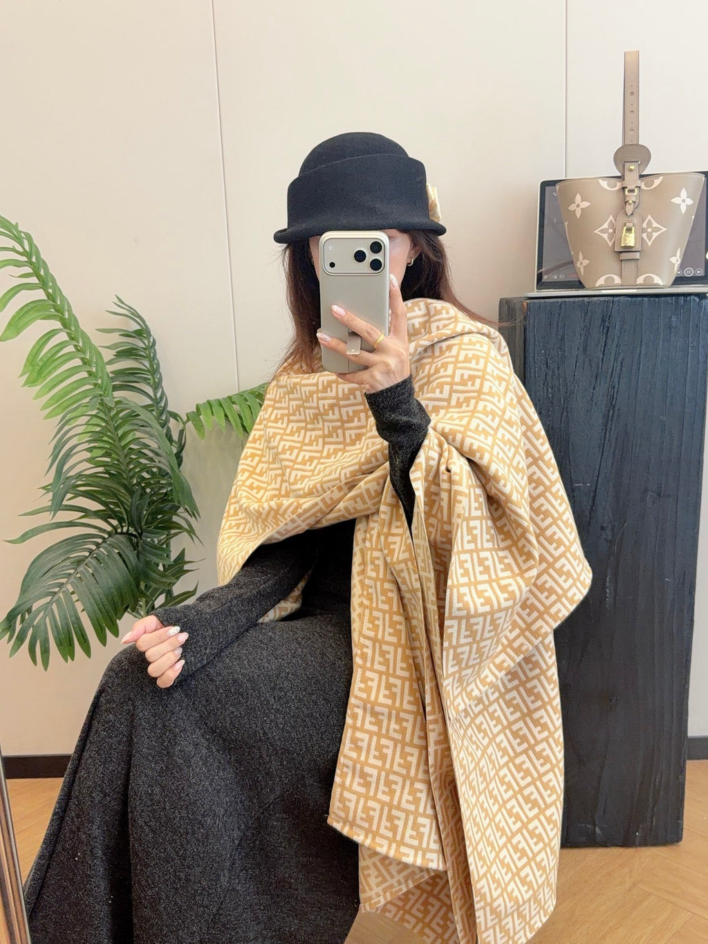 W1R86F42 Popular cape