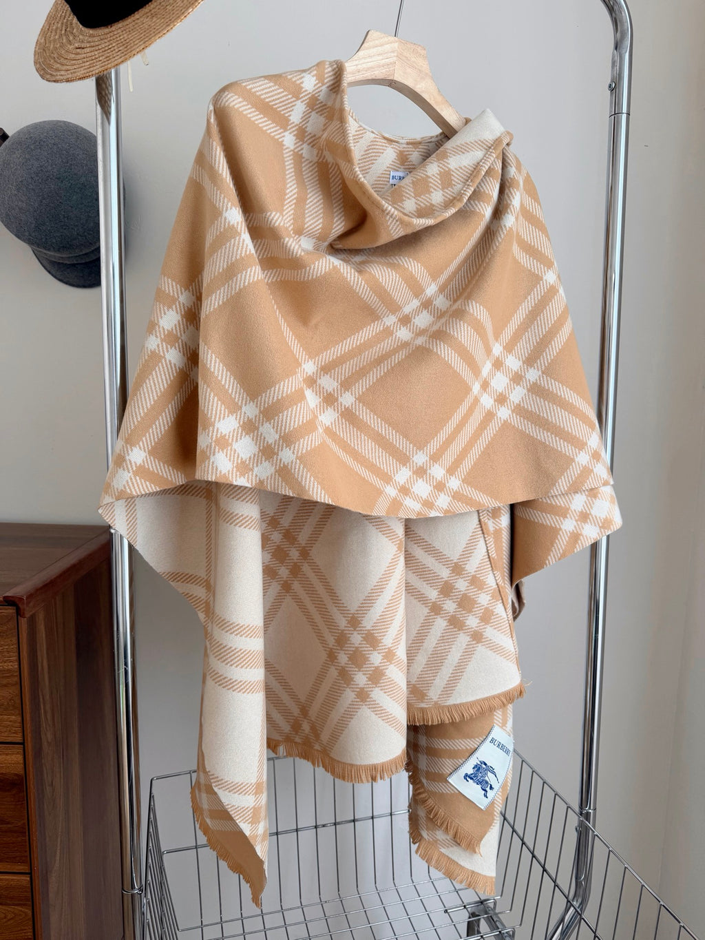 W1R86R47 Popular cape