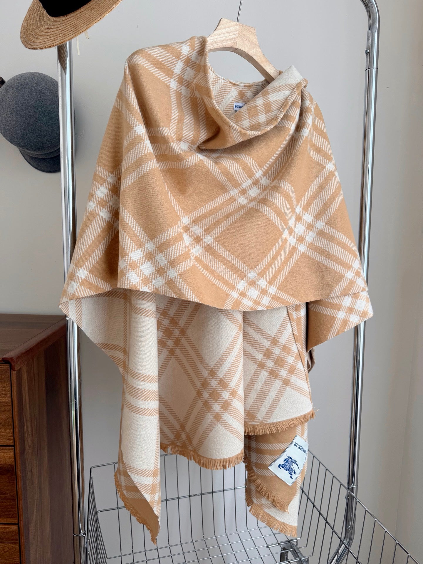 W1R86R47 Popular cape