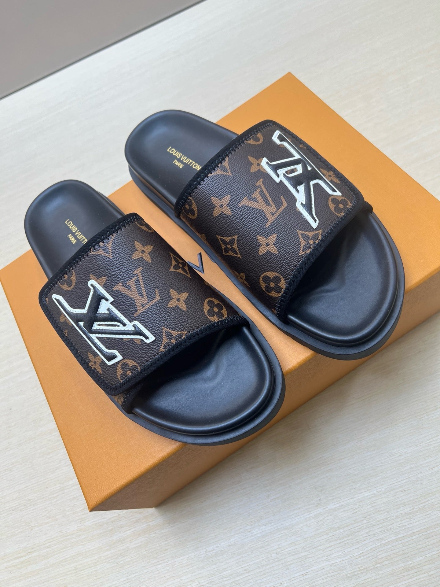 Z5R66E21 Popular  Slippers