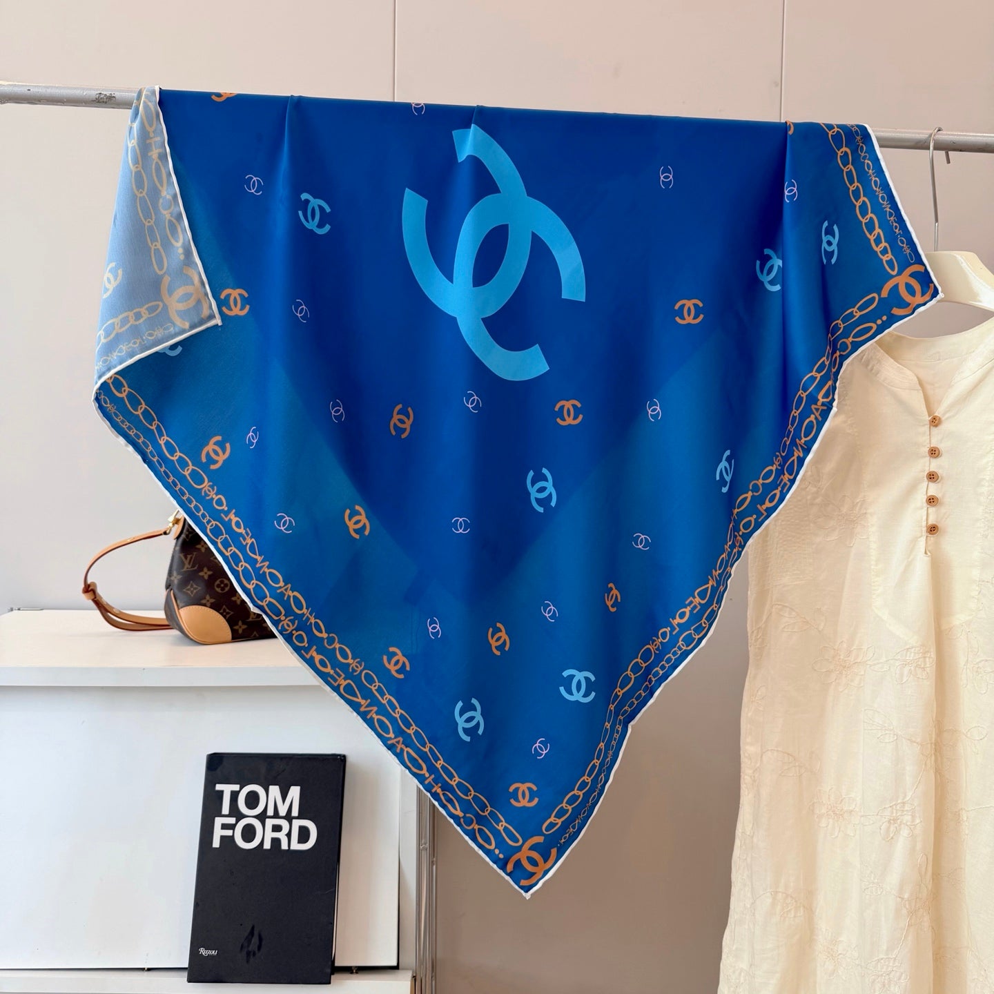 W1N4610 Popular Silk Scarve