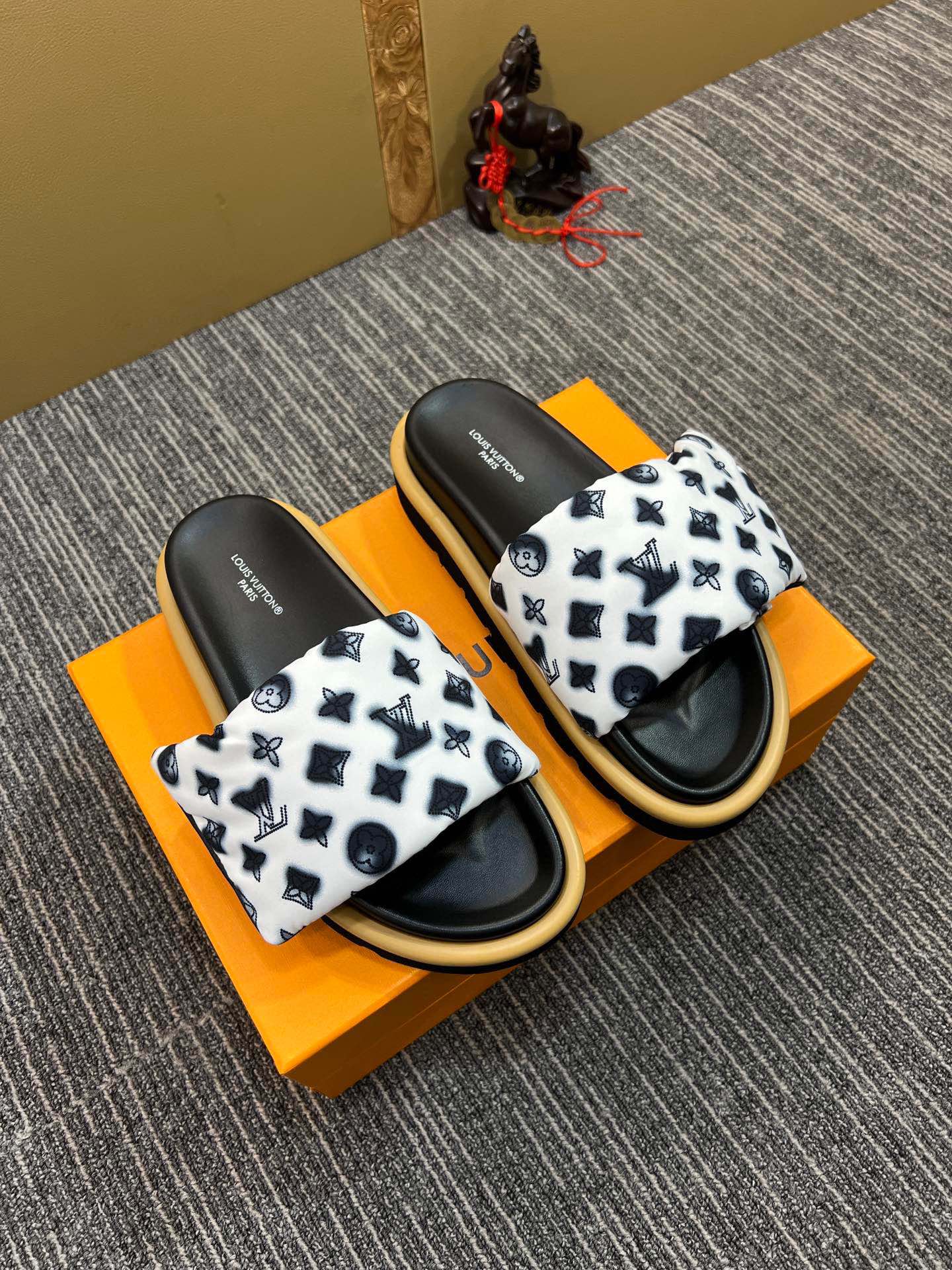 Z5XE118 Popular leather quality Slippers
