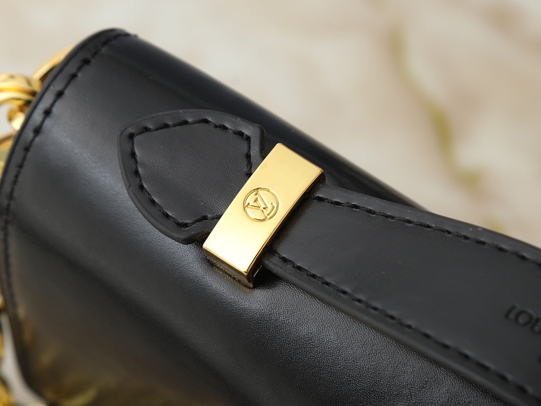 B1R15E145 Popular leather bag