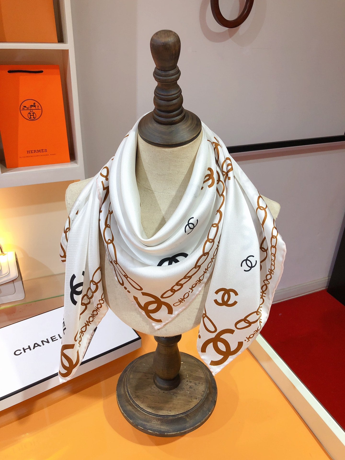 W1N46C13 Popular Silk Scarve