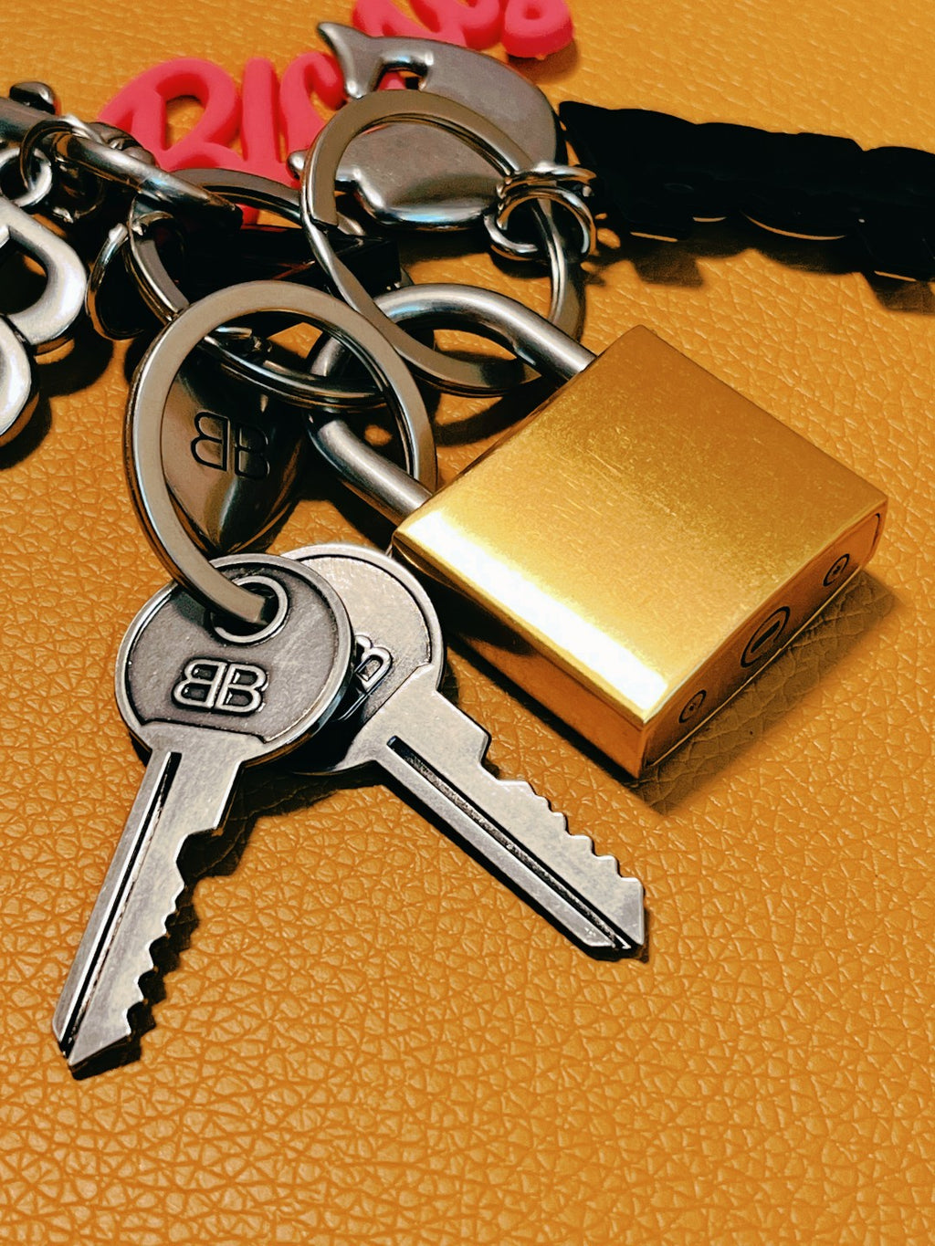 A1Z84J62  Popular Keychains