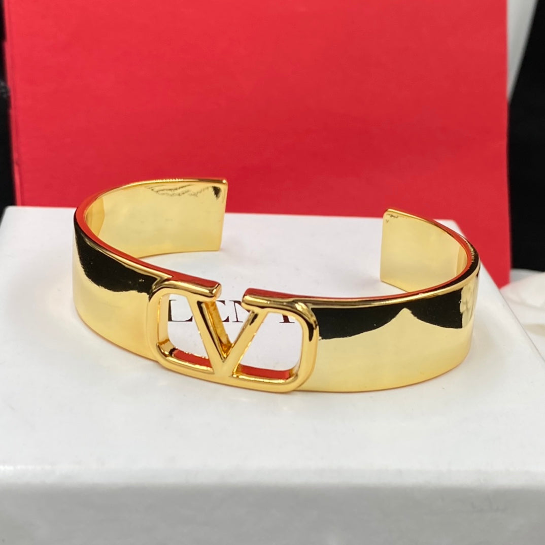 X1X33VL437K  Popular bracelet