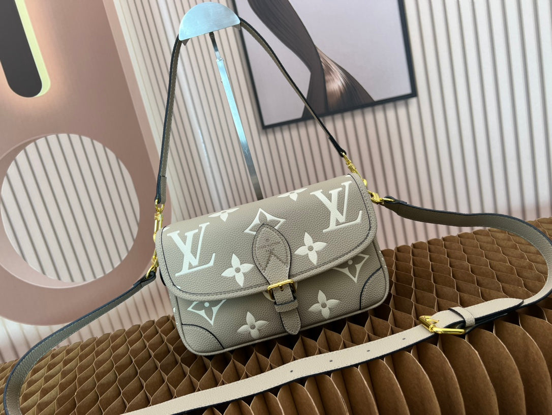 B12X73E28 Popular leather bag 