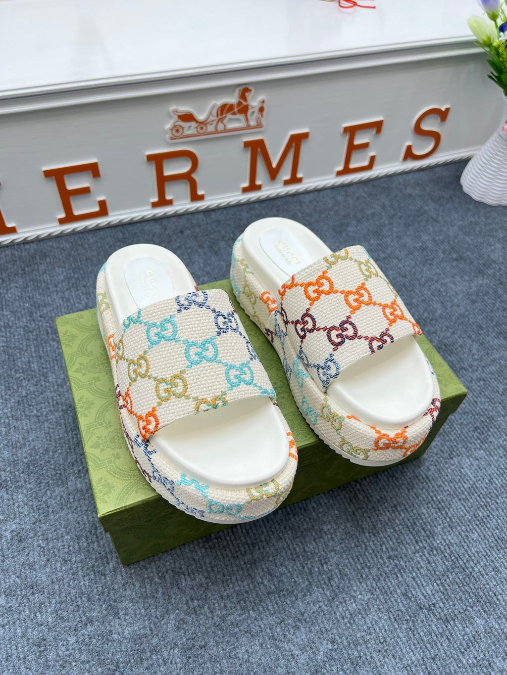 Z5YB72 Popular leather sandals