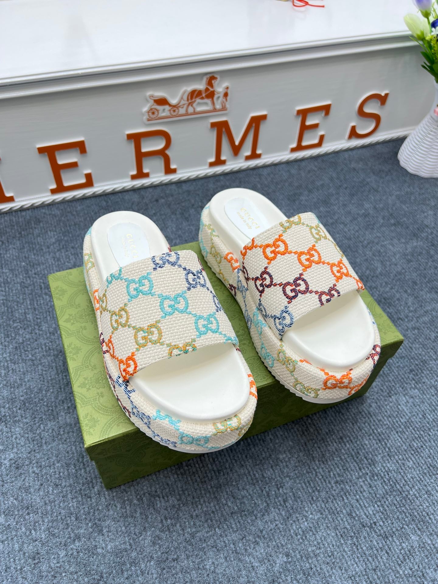Z5YB72 Popular leather sandals
