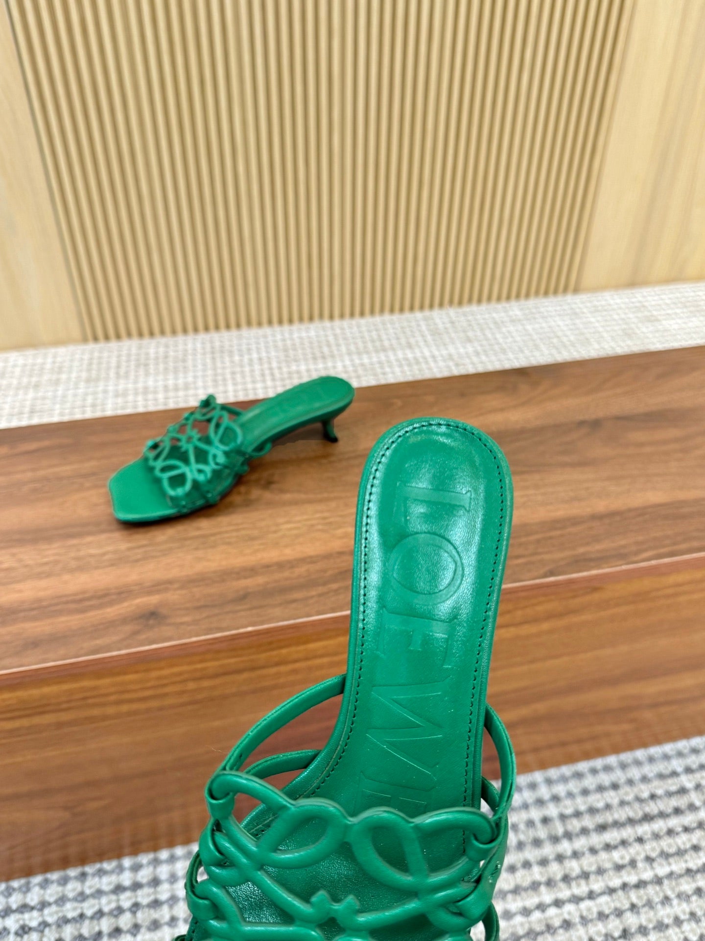 Z2Q55A33 Popular  leather Slippers