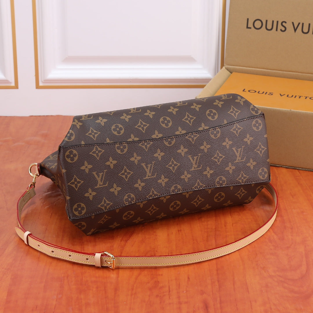 B12X43E126 Popular leather bag 