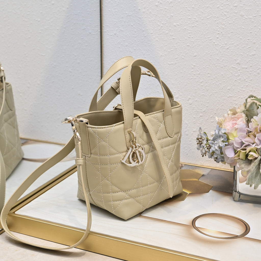 B1W15D17 Popular leather bag