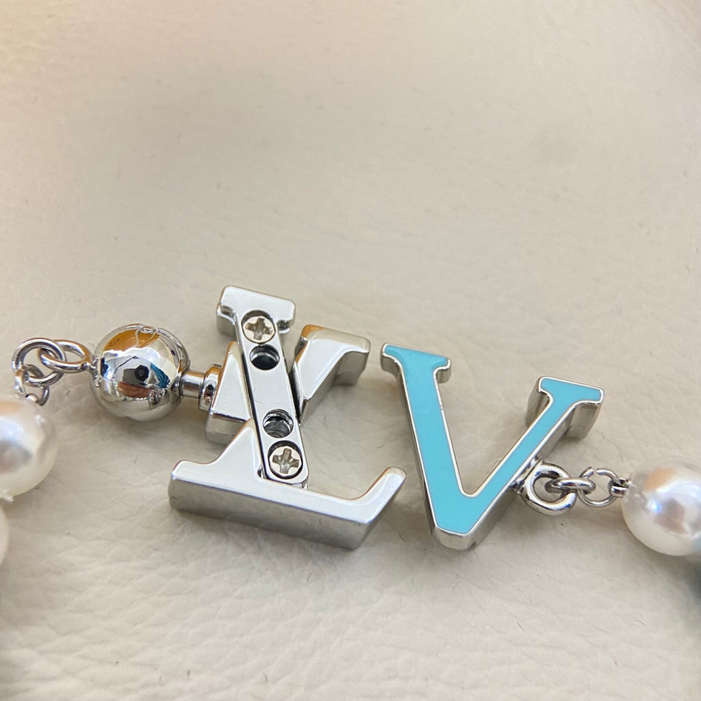 X1Q85E341X Popular Necklaces. Bracelets