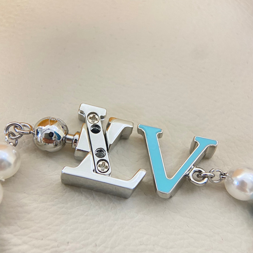 X1Q85E341X Popular Necklaces. Bracelets
