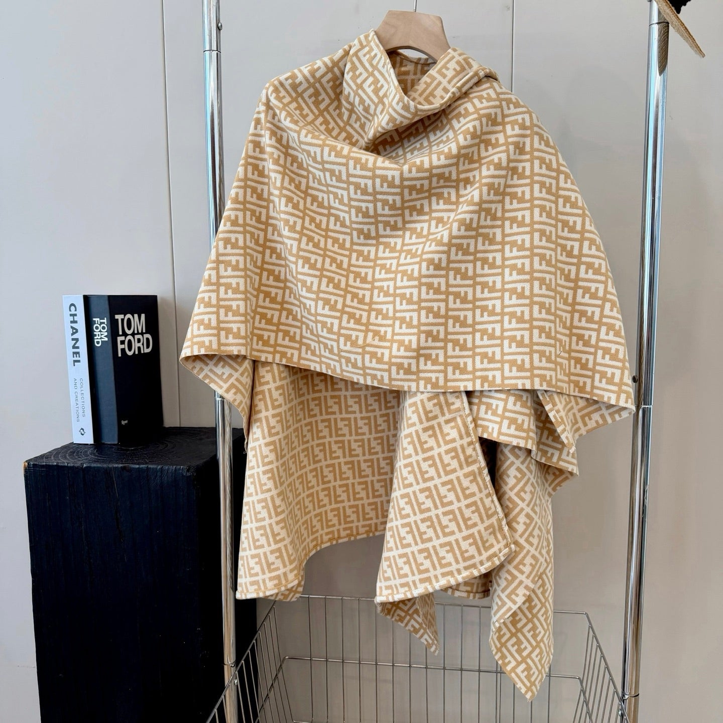 W1R86F42 Popular cape