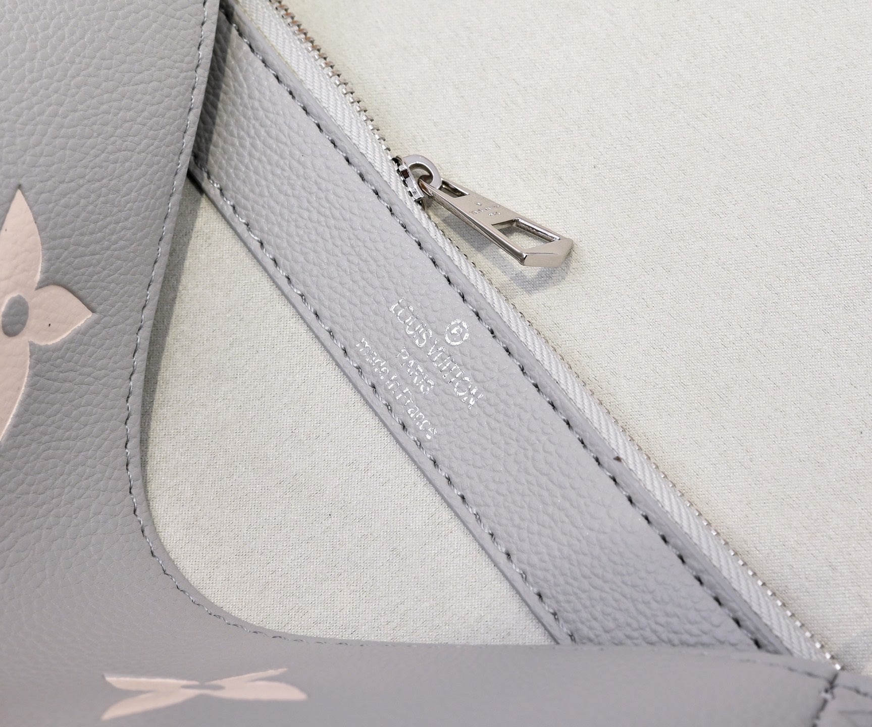B1P36E42 Popular leather bag
