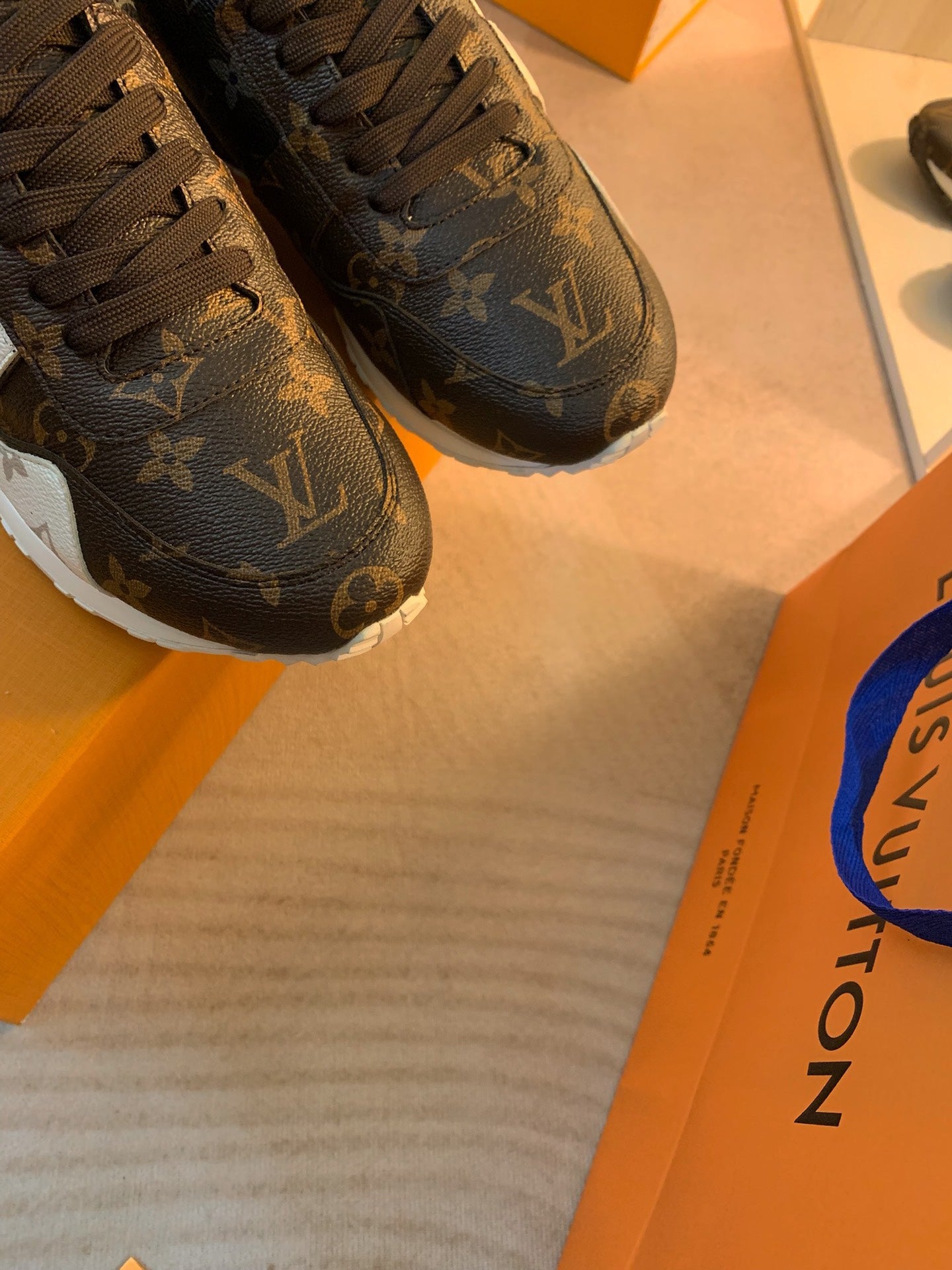 Z2Q95E103  Popular high-quality  shoes