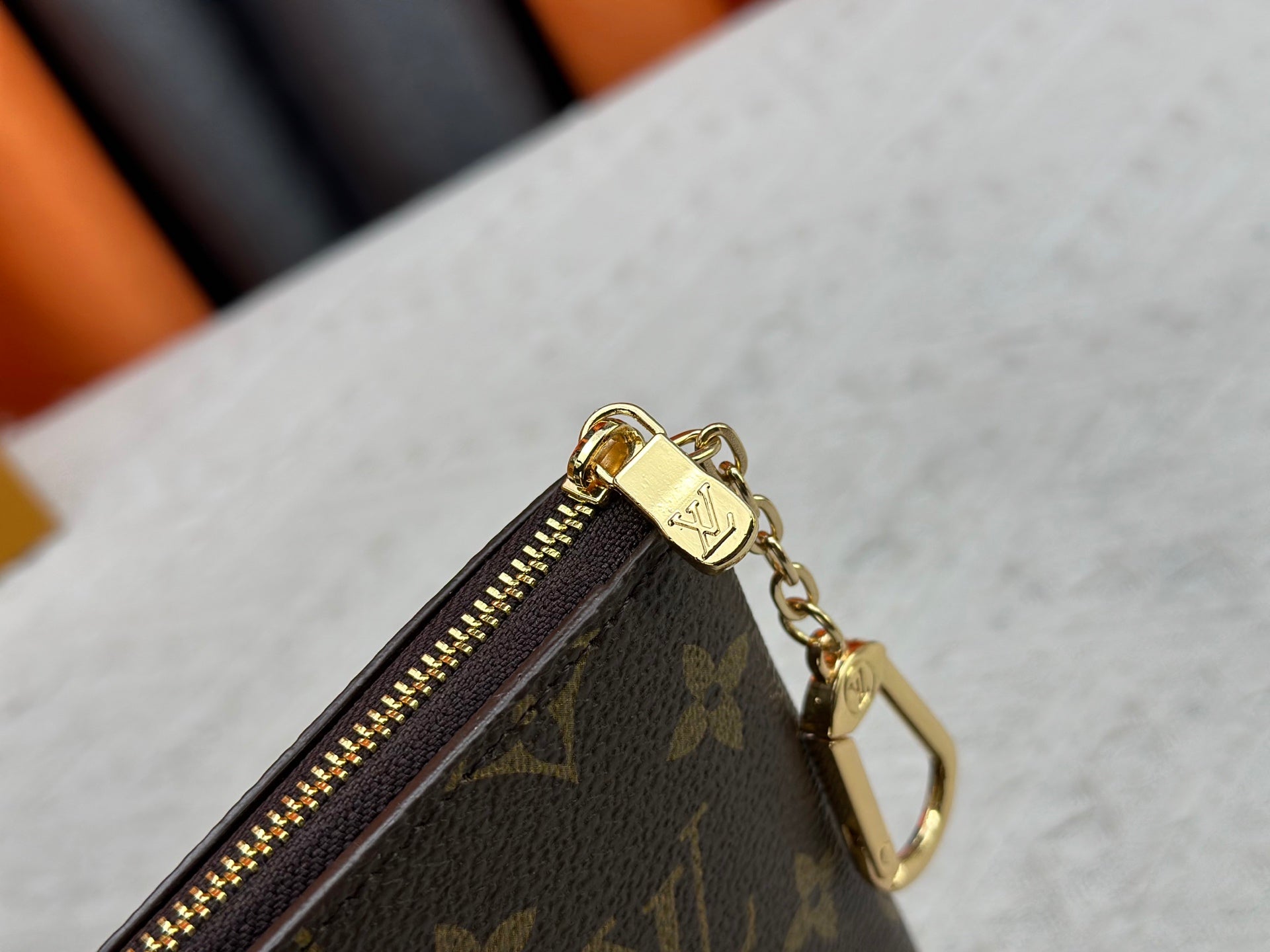 B1N95E10 Popular leather   Wallets