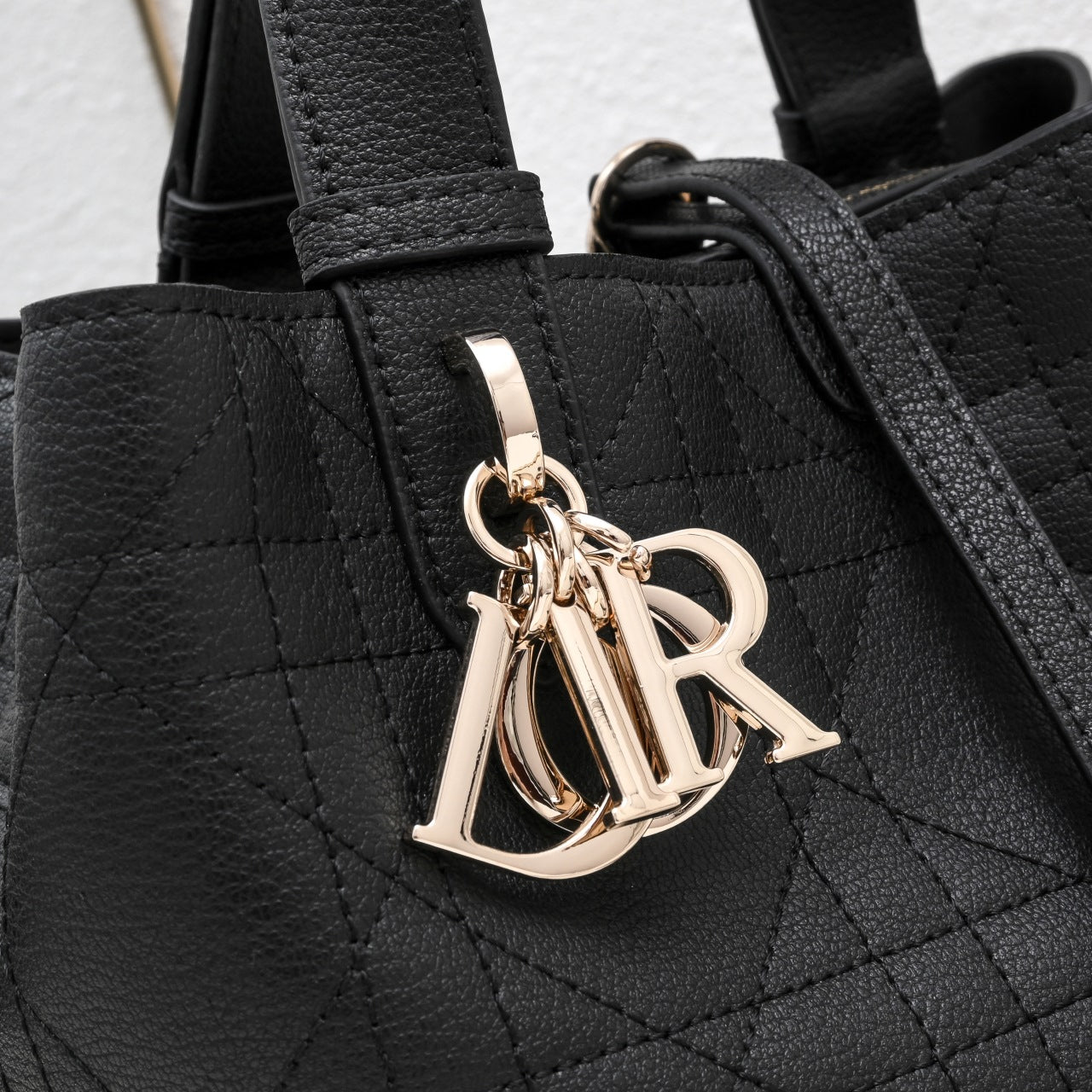 B1R76D42 Popular leather bag