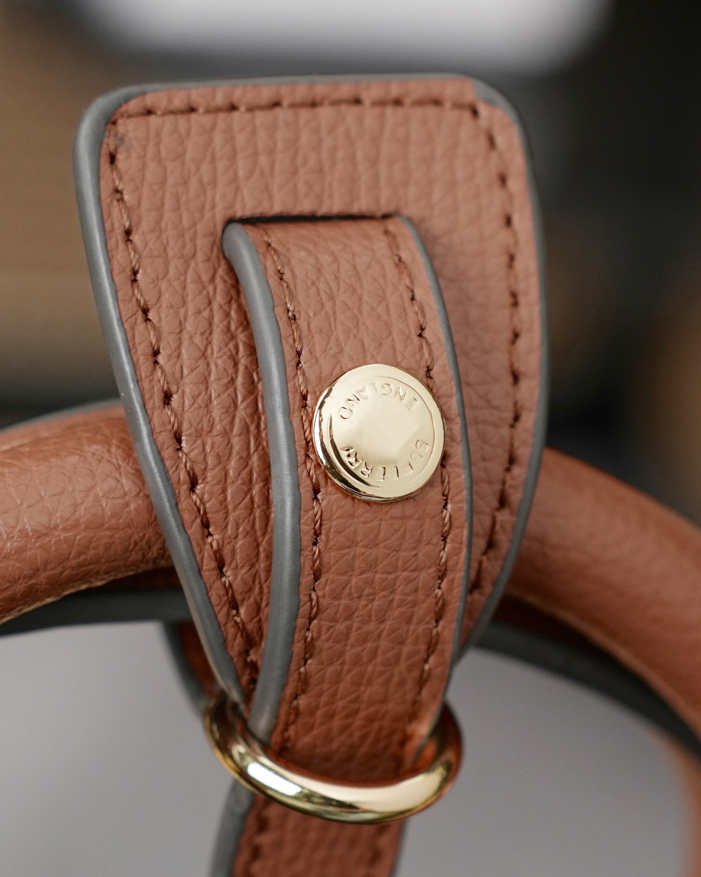 B1R76R20  Popular leather bag