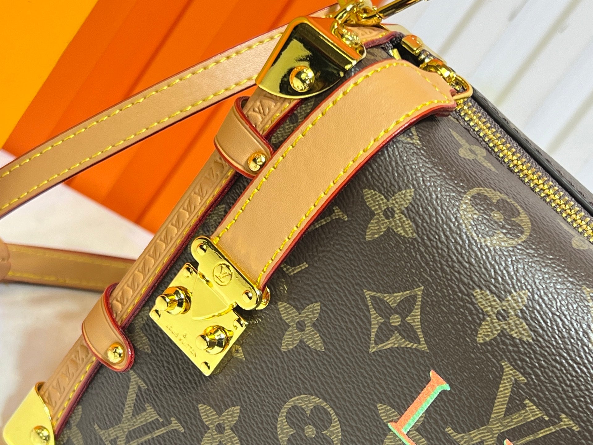 B1N55E19 Popular leather bag