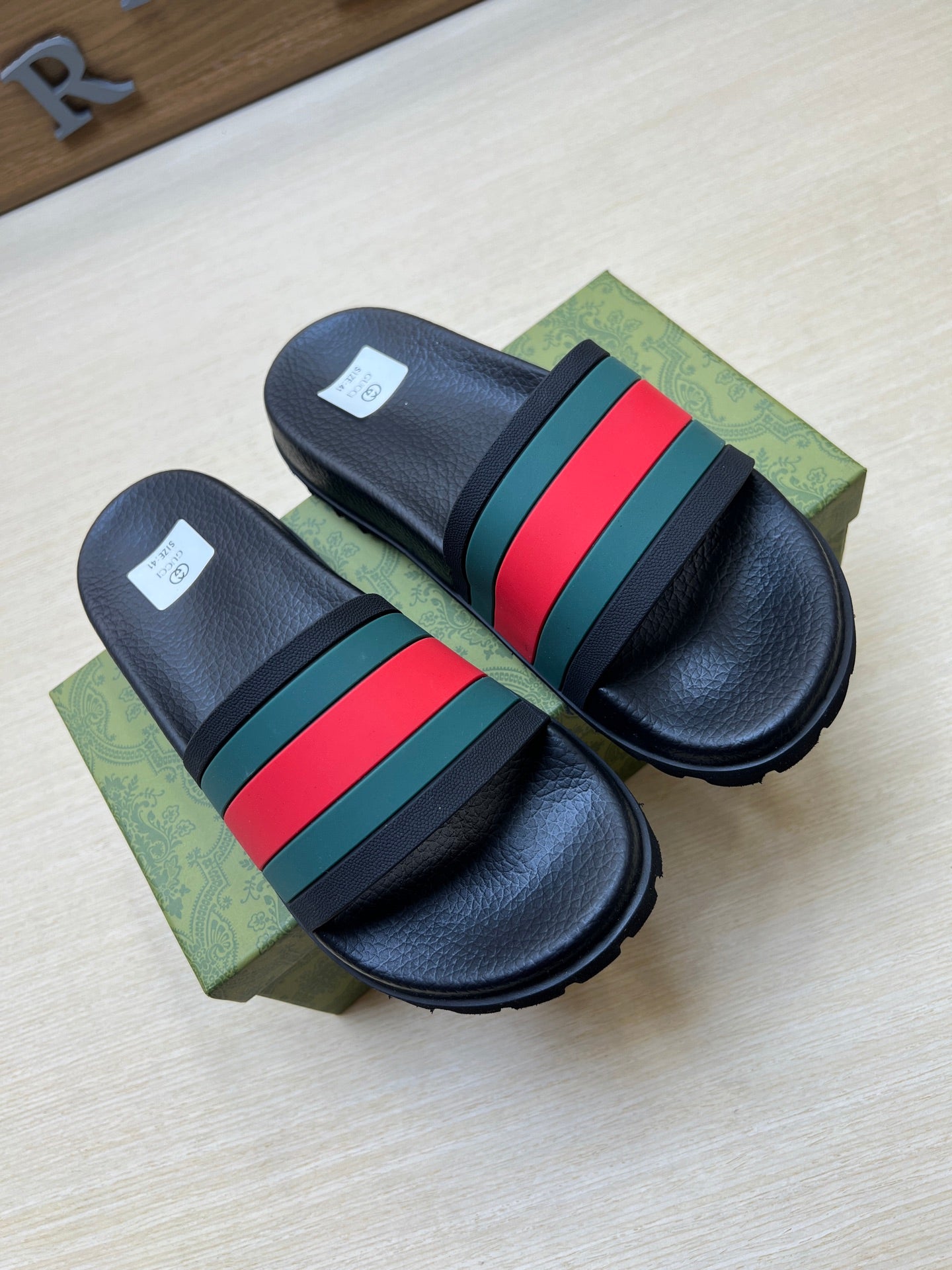 Z5X76B7  Popular slippers