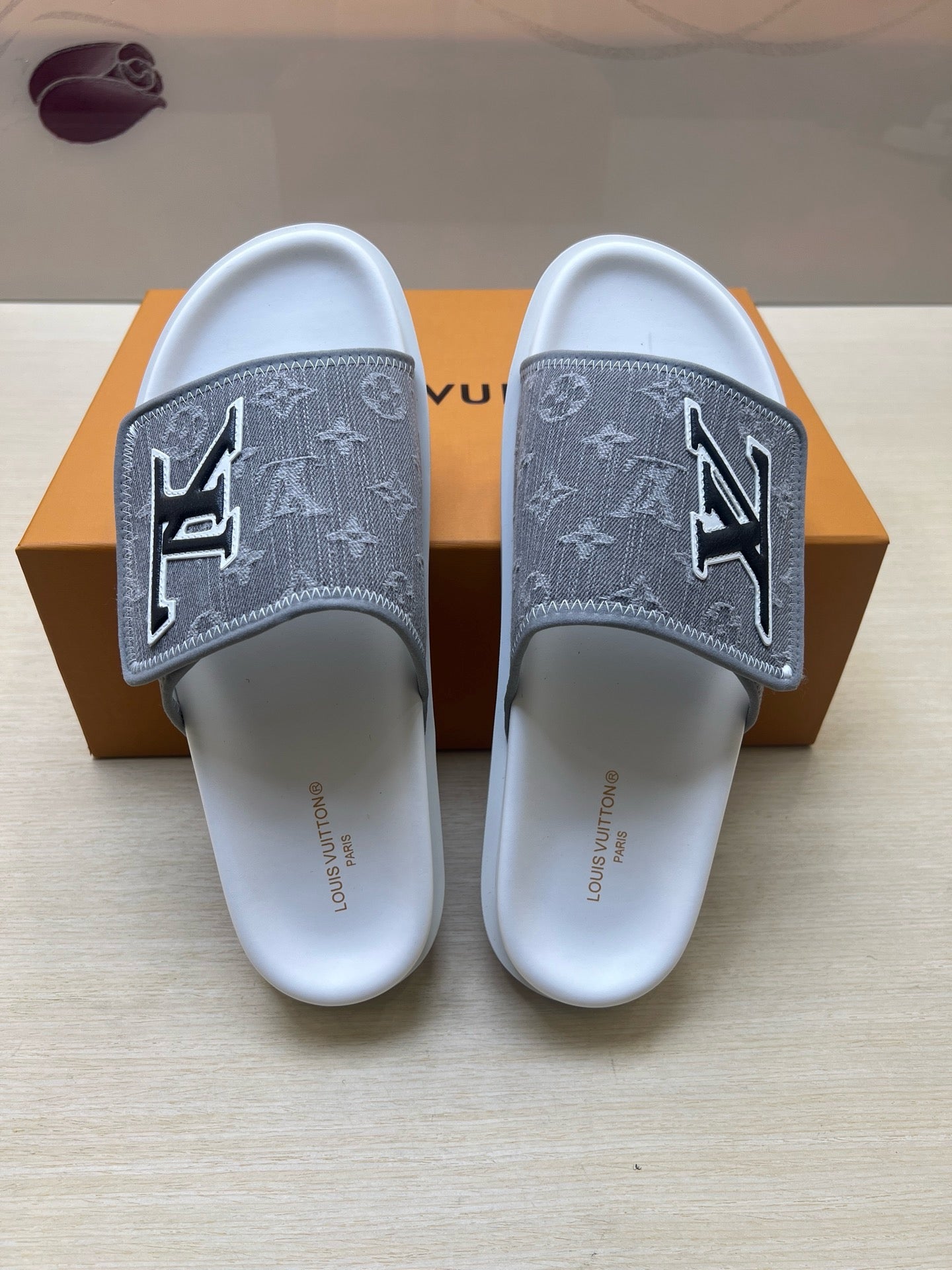 Z5R66E21 Popular  Slippers