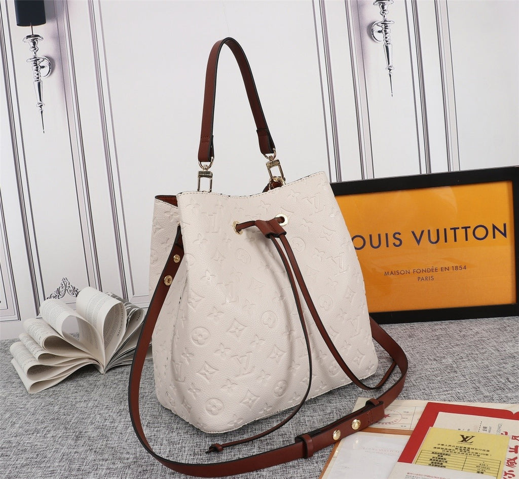 B12X73E60 Popular leather bag 