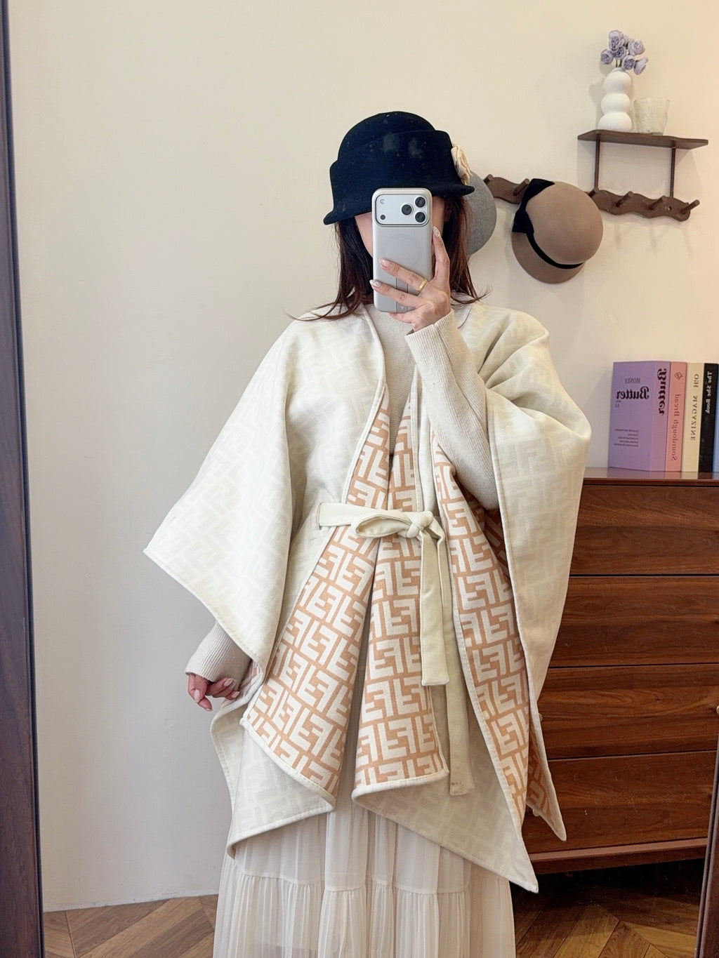 W1R86F43 Popular cape
