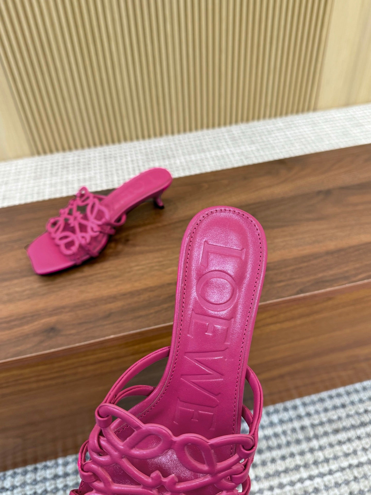 Z2Q55A33 Popular  leather Slippers