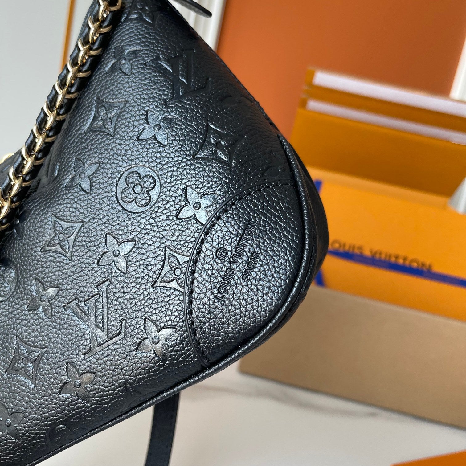 B1R76E01 Popular leather bag
